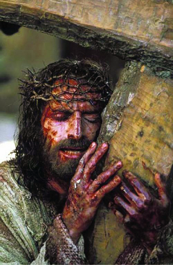 Cierpiący Jezus. Kadr z filmu "Pasja" M. Gibsona
