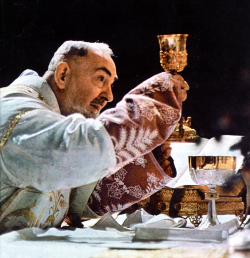 O. Pio podczas sprawowania Eucharystii