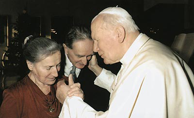 Wanda Półtawska z mężem na spotkaniu u papieża Jana Pawła II